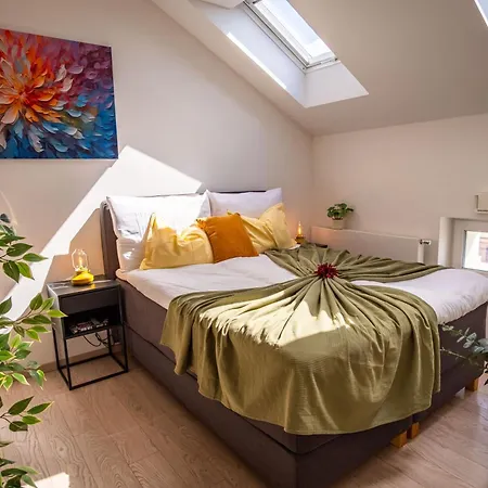 Stylish Top-floor Apt, Skylights, Ac, Netflix *