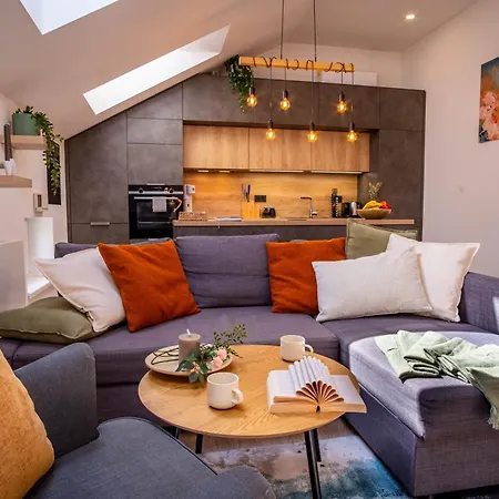 Stylish Top-floor Apt, Skylights, Ac, Netflix Komarov