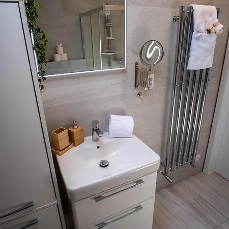 Stylish Top-floor Apt, Skylights, Ac, Netflix Komarov