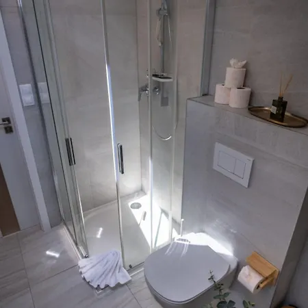 Stylish Top-floor Apt, Skylights, Ac, Netflix